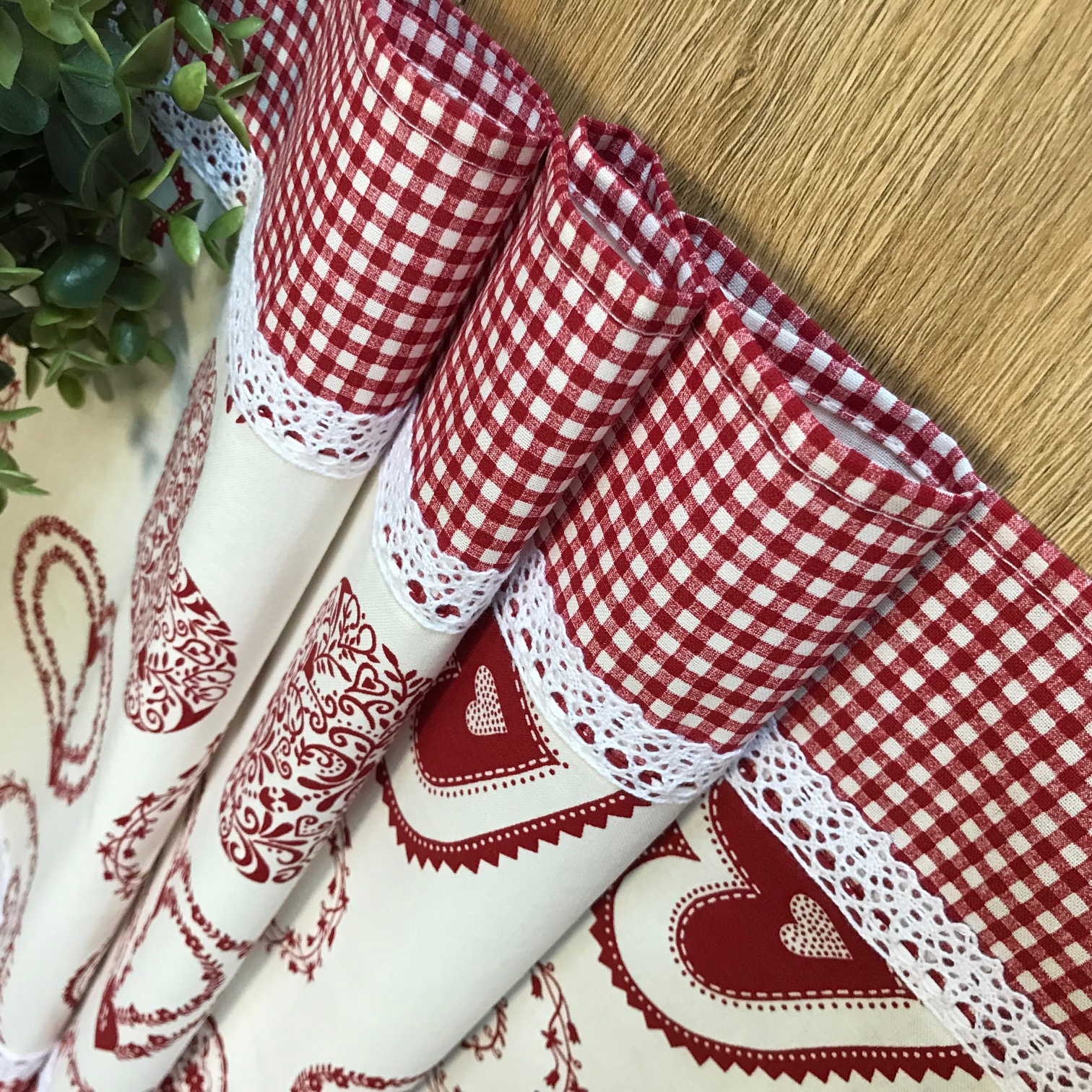 Běhoun s krajkou - červené srdce na bílé