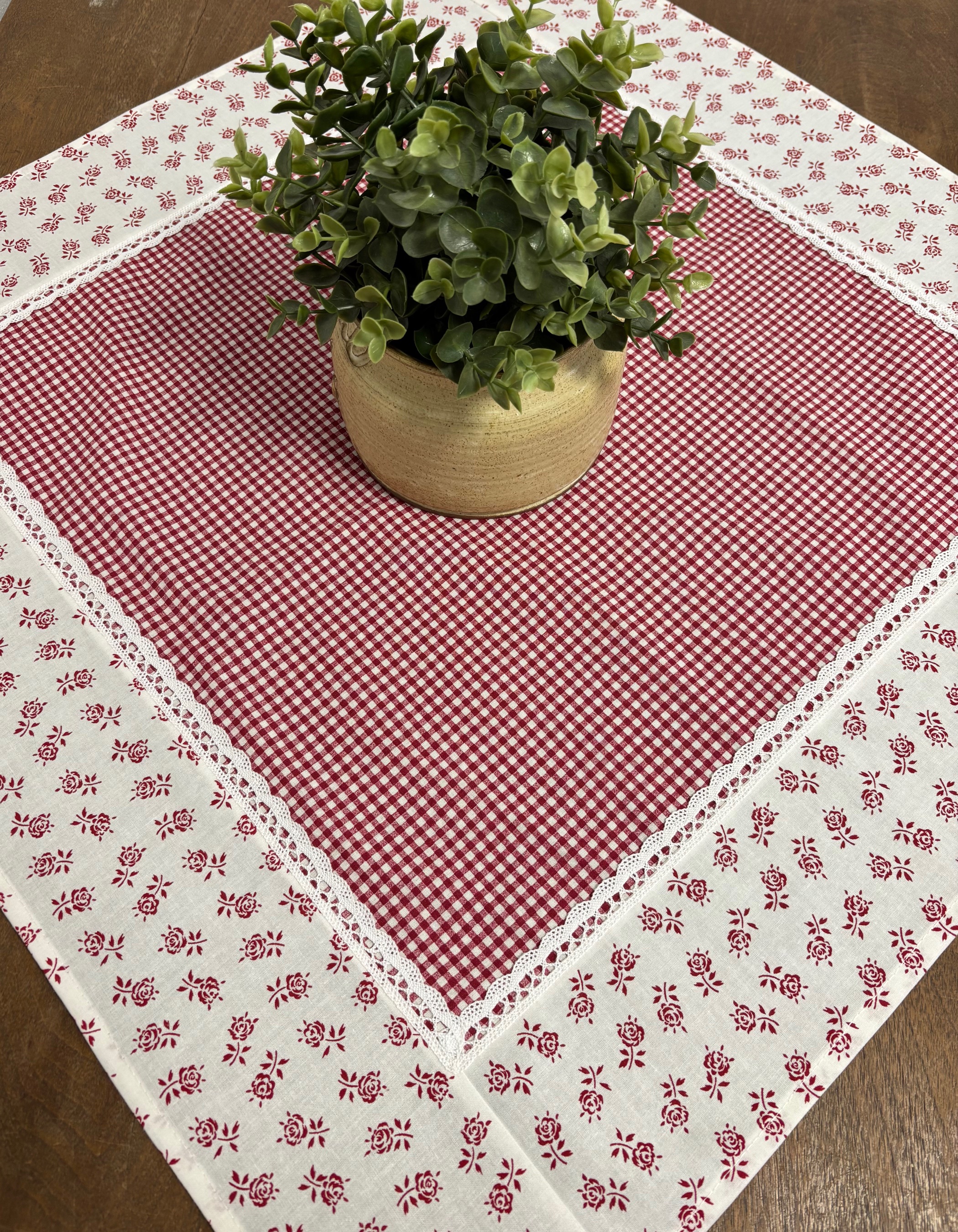 Ubrus s krajkou 70 x 70 cm - červená venkovská kostička s kvítkovým lemem