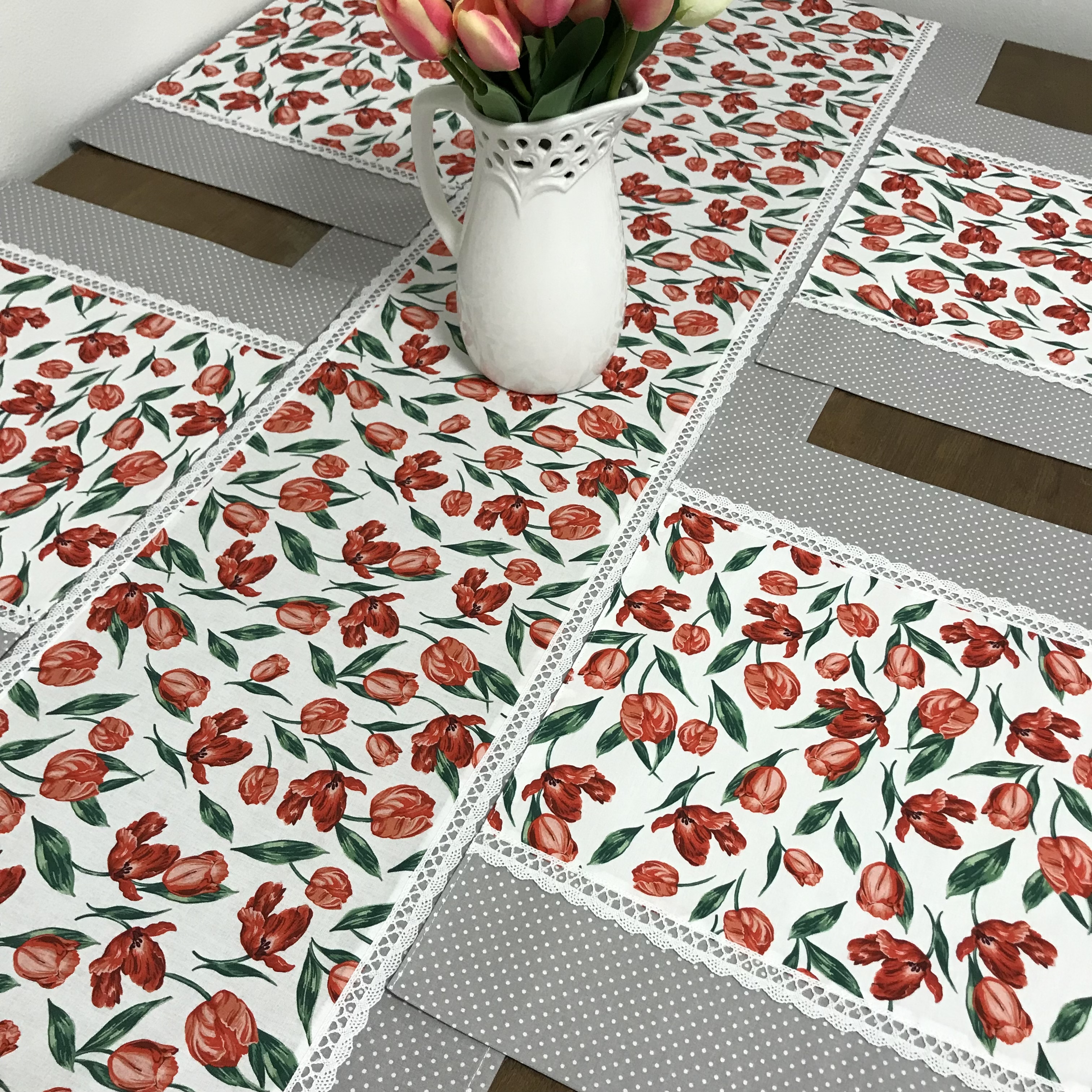 Sada na stůl - červený tulipán + šedý puntíček - 6 x prostírání