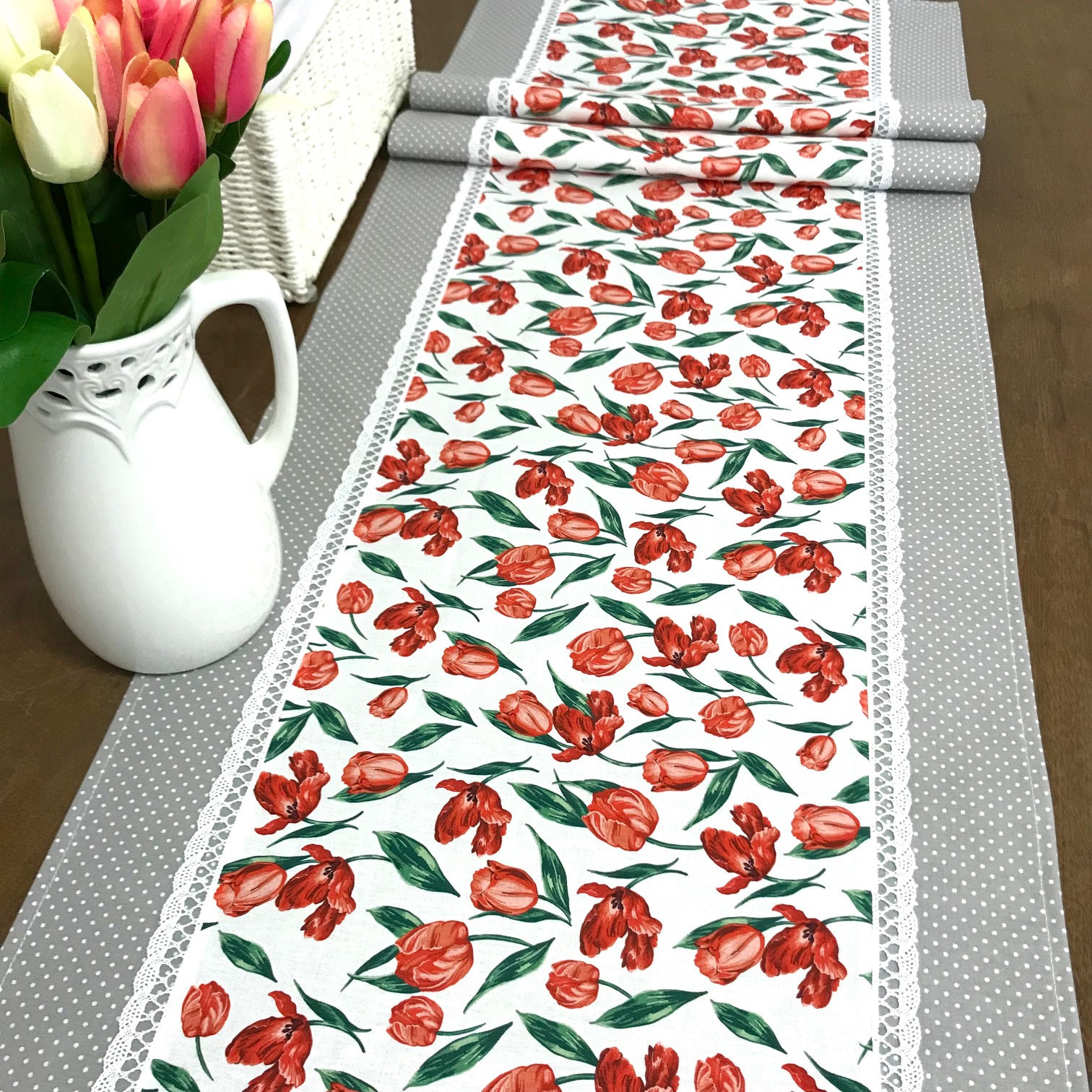 Běhoun s krajkou – červený tulipán se šedým lemem