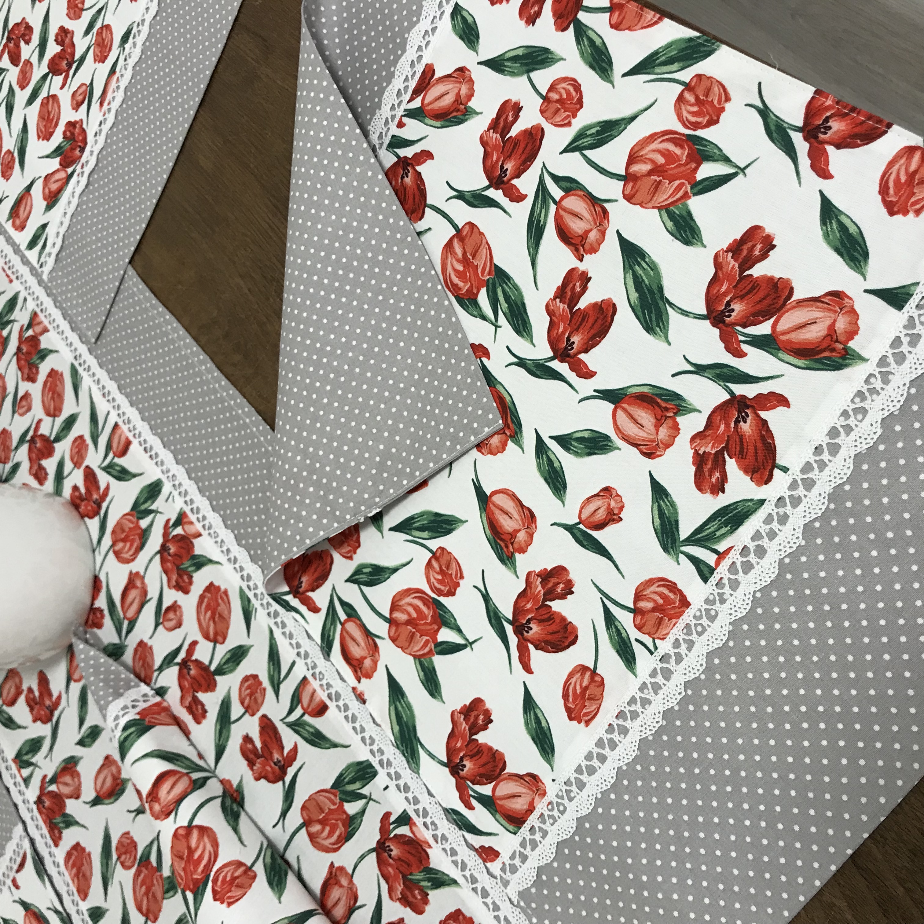 Sada na stůl - červený tulipán + šedý puntíček - 6 x prostírání